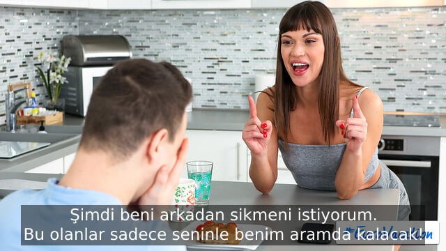 Azgın Fahişe Gözü Dönmüşcesine Üvey Kardeşini Tahrik Ediyor